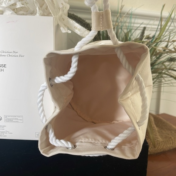 Dior Beige Beauty Drawstring embroidered bag. - Picture 4 of 7